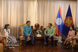 L’ambassadeur Pham Viet Hung (gauche) et son homologue lao, Sisavath Inphachanh. Photo: VNA