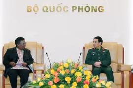 Le ministre de la Défense, Phan Van Giang reçoit la secrétaire générale par intérim sud-africaine à la Défense, Thobekile Gamede. Photo: VNA