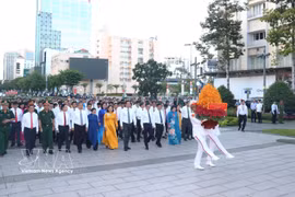La délégation des autorités de Hô Chi Minh-Ville rend hommage au Président Hô Chi Minh à l'occasion du 50ᵉ anniversaire de la ville portant le nom du défunt dirigeant. Photo: VNA