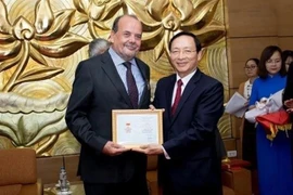 Lors de son mandat d'ambassadeur du Chili au Vietnam, Claudio De Negri s'est vu décerner l'insigne "Pour la paix et l'amitié entre les peuples" du Vietnam. Photo: VNA