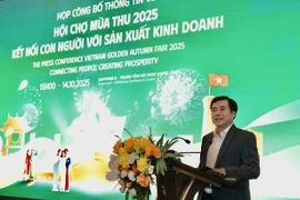 Le vice-ministre de l’Industrie et du Commerce Nguyên Sinh Nhât Tân s'exprime à la conférence de presse. Photo: VNA