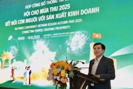 Le vice-ministre de l’Industrie et du Commerce Nguyên Sinh Nhât Tân s'exprime à la conférence de presse. Photo: VNA