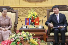 La présidente du Conseil national du Front de solidarité pour le développement de la patrie du Cambodge, Men Sam An et le secrétaire du Comité provincial du Parti de Ninh Binh, Tran Huy Tuan. Photo: VNA
