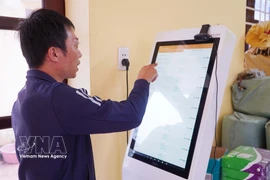 Un propriétaire de bateau de pêche à Hung Yen effectue les formalités d'entrée et de sortie du port à l'aide du logiciel électronique eCDT. Photo: VNA