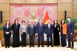 Le président de l’Assemblée nationale Tran Thanh Man (au milieu) et des délégués. PHoto: VNA
