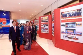 Des délégués du premier Congrès de l’organisation du Parti du Gouvernement visitent des expositions. Photo: VNA