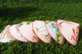 Des chapeaux coniques du village de Sai Nga deviennent un souvenir unique pour les touristes visitant ce village artisanal. Photo : langngheviet.com.vn.jpg