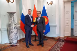 L’ambassadeur du Vietnam en Russie, Dang Minh Khoi (droite) et le premier vice-président du Conseil de la Fédération de Russie, A. Yatskin. Photo: VNA