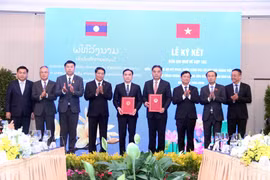 Signature du protocole d’accord de coopération entre Ho Chi Minh-Ville et Vientiane pour la période 2026-2030. Photo: VNA