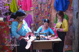 Des savoir-faire ancestraux, comme la fabrication de chaussures chez les Xạ Phang ou la broderie traditionnelle chez les Mong, continuent ainsi de se transmettre de génération en génération, témoignant à la fois de la richesse de l’identité culturelle et de la vitalité des communautés locales. Photo: VNA