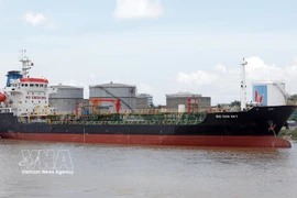 Importation de produits pétroliers au port de Hai Phong. Photo : VNA