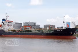 Importation de produits pétroliers au port de Hai Phong. Photo : VNA