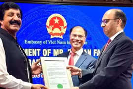 Remise de la décision nommant Rizwan Fareed, un homme d'affaires pakistanais respecté, au poste de consul honoraire du Vietnam. Photo: VNA