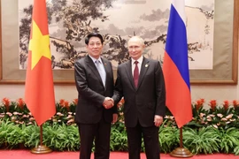 Le président vietnamien Luong Cuong (à gauche) et le président russe Vladimir Poutine se serrent la main, à Pékin, le 3 septembre. Photo : VNA