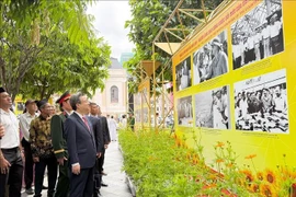 Exposition photographique intitulée "Camarade Nguyên Van Linh - Leader résolu et innovant de la révolution vietnamienne" à Hô Chi Minh-Ville. Photo: VNA