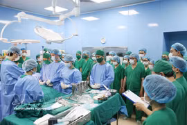 Le prélèvement multi-organes réussi à l’Hôpital de Bai Chay permet de sauver cinq patients. Photo: VNA
