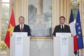 Le secrétaire général du Parti et président vietnamien Tô Lâm (gauche) et le président français Emmanuel Macron annoncent l’établissement du Partenariat stratégique global Vietnam-France à l’occasion de la visite du dirigeant vietnamien en France, en octobre 2024. Photo : VNA