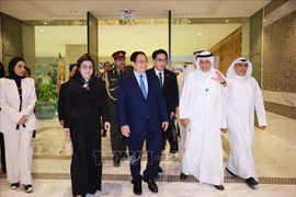 Le directeur général par intérim du KFAED, Waleed Al-Bahar (2e à partir de la gauche) accueille le Premier ministre Pham Minh Chinh et son épouse. Photo: VNA