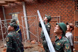 La campagne Quang Trung s'accélère pour offrir un toit avant le Nouvel An lunaire aux sinistrés de Quang Ngai. Photo: VNA