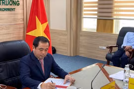 Singature en ligne de l'accord Vietnam-Singapour sur la mise en œuvre de l’article 6 de l’Accord de Paris sur le climat. Photo: VNA