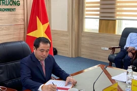 Singature en ligne de l'accord Vietnam-Singapour sur la mise en œuvre de l’article 6 de l’Accord de Paris sur le climat. Photo: VNA