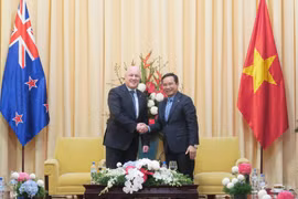 Le président du Comité populaire de Hô Chi Minh-Ville, Nguyen Van Duoc (droite) et le Premier ministre néo-zélandais Christopher Luxon. Photo: VNA