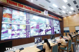 Supervision de la circulation 24h/24 et 7j/7 au Centre de commandement et d'information du Département de la police de la circulation du ministère de la Sécurité publique. Photo : VNA