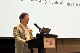 L'ambassadeur adjoint du Japon au Vietnam, Ishikawa Isamu s'exprime au séminaire. Photo: VNA
