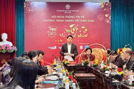 Le directeur adjoint du Département municipal du Tourismem Nguyen Tran Quang s'exprime à la conférence de presse sur le programme Happy Têt 2026. Photo: thanglong.chinhphu.vn