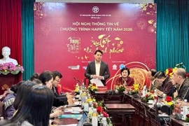 Le directeur adjoint du Département municipal du Tourismem Nguyen Tran Quang s'exprime à la conférence de presse sur le programme Happy Têt 2026. Photo: thanglong.chinhphu.vn