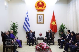 Le vice-Premier ministre Ho Quoc Dung (droite) reçoit le premier vice-président du Parlement hellénique, Ioannis Plakiotakis. Photo: VNA