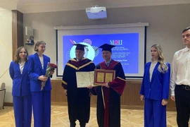 Le professeur et docteur Trân Hông Thai (droite) reçoit le titre de docteur honoris causa. Photo: VNA 