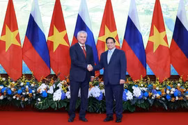Le Premier ministre Pham Minh Chinh (droite) reçoit le président de la Douma d’État de Russie, Viatcheslav Volodine. Photo: VNA