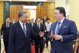 Le secrétaire général du Parti Tô Lâm (gauche) reçoit l'ambassadeur des États-Unis, Marc E. Knapper. Photo: VNA