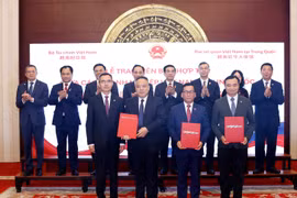 Vietjet et AVIC Cabin Systems échangent l'accord de coopération. Photo: VNA