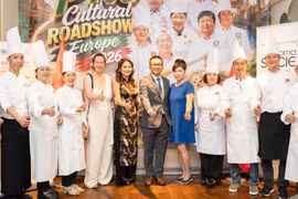 L’ambassadeur du Vietnam en Autriche, Vu Le Thai Hoang, et Gertrud Tauchhammer, rédactrice en chef du magazine SOCIETY, en compagnie d’artisans culinaires vietnamiens lors du Pho Cultural Road Show Europe 2026. Photo : SOCIETY