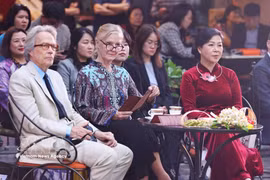 Ngo Phuong Ly (première de droite), épouse du secrétaire général du Parti, To Lam, le duc de Richmond, Charles Henry Gordon-Lennox, et son épouse au Musée national des Beaux-Arts du Vietnam à Hanoï. Photo: VNA