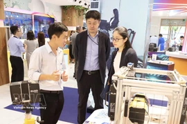 Des entreprises présentent leurs produits à la Semaine de l'industrie et de la technologie 2025. Photo: VNA