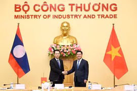 Le ministre de l'Industrie et du Commerce, Nguyen Hong Dien (droite) et son homologue lao, Malaithong Kommasith. Photo: VNA