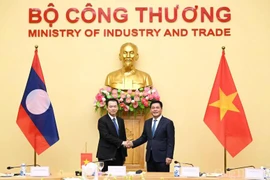 Le ministre de l'Industrie et du Commerce, Nguyen Hong Dien (droite) et son homologue lao, Malaithong Kommasith. Photo: VNA