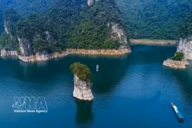 Coc Vai Pha, une impressionnante formation rocheuse au milieu du lac écologique de Na Hang - Lam Binh. Photo: VNA