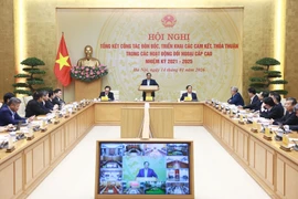 Le Premier ministre Pham Minh Chinh préside la conférence-bilan sur le suivi et la mise en œuvre des accords et engagements internationaux dans le cadre des activités diplomatiques de haut niveau pour la période 2021-2025. Photo: VNA