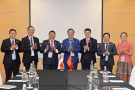 Rencontre entre le président de la Commission économique et financière de l'AN vietnamienne, Phan Van Mai et Mardani Ali Sera, chef de la délégation indonésienne et président du Comité de coopération interparlementaire du Parlement indonésien. Photo: VNA
