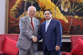 Le Premier ministre Pham Minh Chinh (droite) et le conseiller spécial de l’Alliance parlementaire d’amitié Japon–Vietnam, Takebe Tsutomu. Photo: VGP