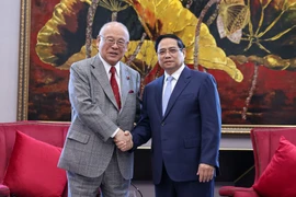 Le Premier ministre Pham Minh Chinh (droite) et le conseiller spécial de l’Alliance parlementaire d’amitié Japon–Vietnam, Takebe Tsutomu. Photo: VGP