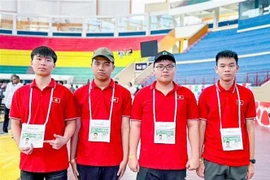 Les quatre lycéens vietnamiens ayant participé à l'IOI 2025. Photo: VNA