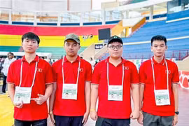 Les quatre lycéens vietnamiens ayant participé à l'IOI 2025. Photo: VNA