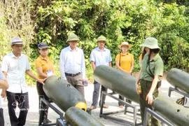 Visiteurs au site écotouristique "Piste légendaire de Truong Son et Grotte du Commandement" à Quang Tri. Photo: VNA