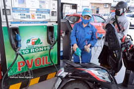 Les Services provinciaux et municipaux de l’Industrie et du Commerce sont chargés de renforcer la supervision et l’inspection du déploiement du biocarburant E10. Photo: VNA