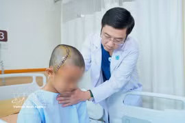 Le Centre médical universitaire de Hô Chi Minh-Ville a réalisé avec succès une chirurgie cérébrale éveillée chez un garçon de 12 ans. Photo: VNA